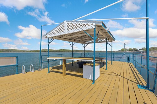 1bed/1bath cabin with beautiful views of Bull Shoals Lake.