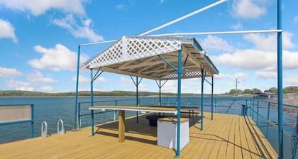 1bed/1bath cabin with beautiful views of Bull Shoals Lake.