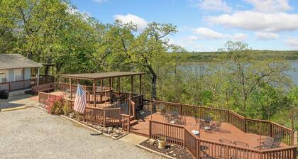 1bed/1bath cabin with beautiful views of Bull Shoals Lake.