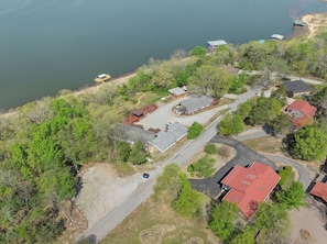 Vista aèria d'una zona residencial amb cases, carreteres i una massa d'aigua.