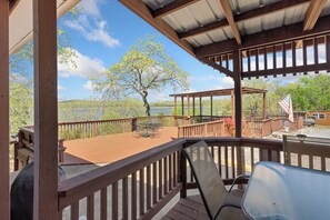 Property grounds - 1bd/1bath cabin with beautiful views of Bull Shoals Lake in a quiet, peaceful area. (Diamond City)