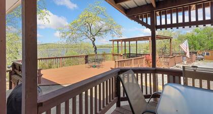 1bd/1bath cabin with beautiful views of Bull Shoals Lake in a quiet, peaceful area.