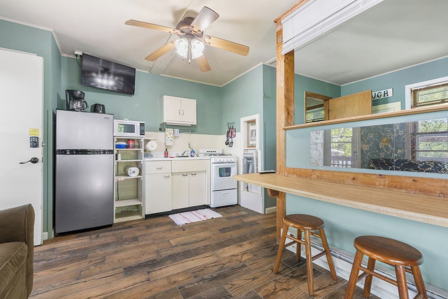 Coffee/tea maker, fridge, microwave, oven