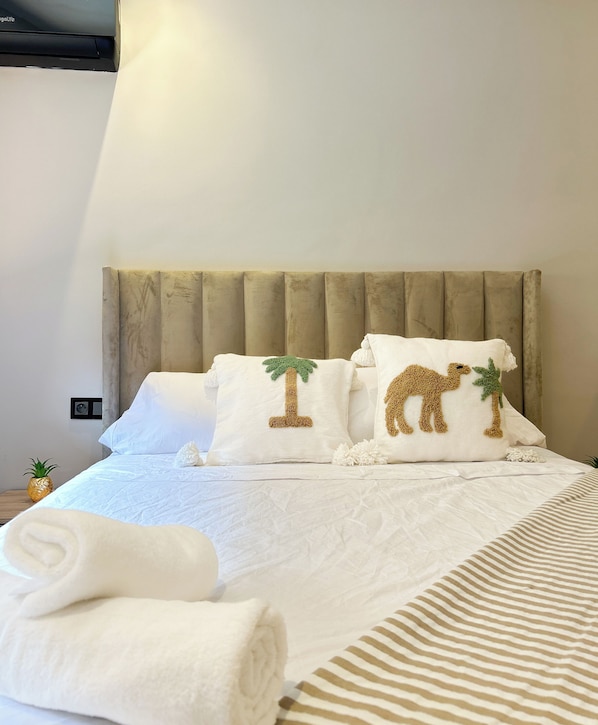 4 bedrooms, iron/ironing board, WiFi, bed sheets