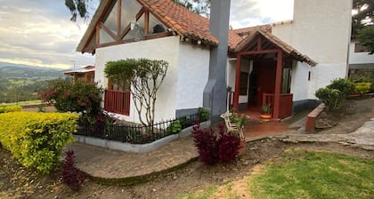 El Paraiso country house. 7 min from downtown paipa.