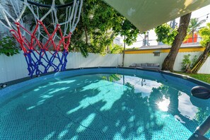 Una piscina al aire libre