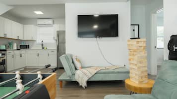 Una Smart TV, un futbolín, una mesa de tenis de mesa, libros