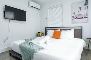 2 habitaciones, tabla de planchar con plancha y cuna de viaje