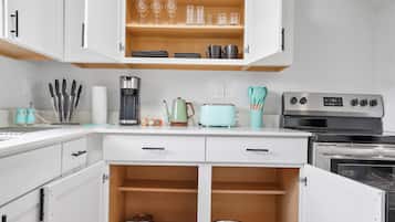 Lemari es, microwave, oven, dan kompor