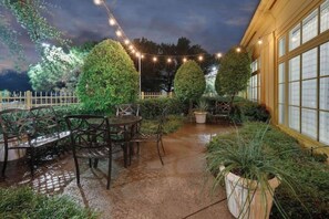 Outdoor dining - Central Expressway King Studio w/Breakfast & Pool (Austin)