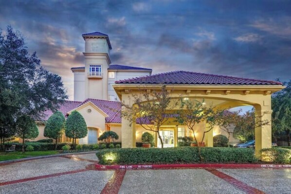 Exterior - Central Expressway King Studio w/Breakfast & Pool (Austin)