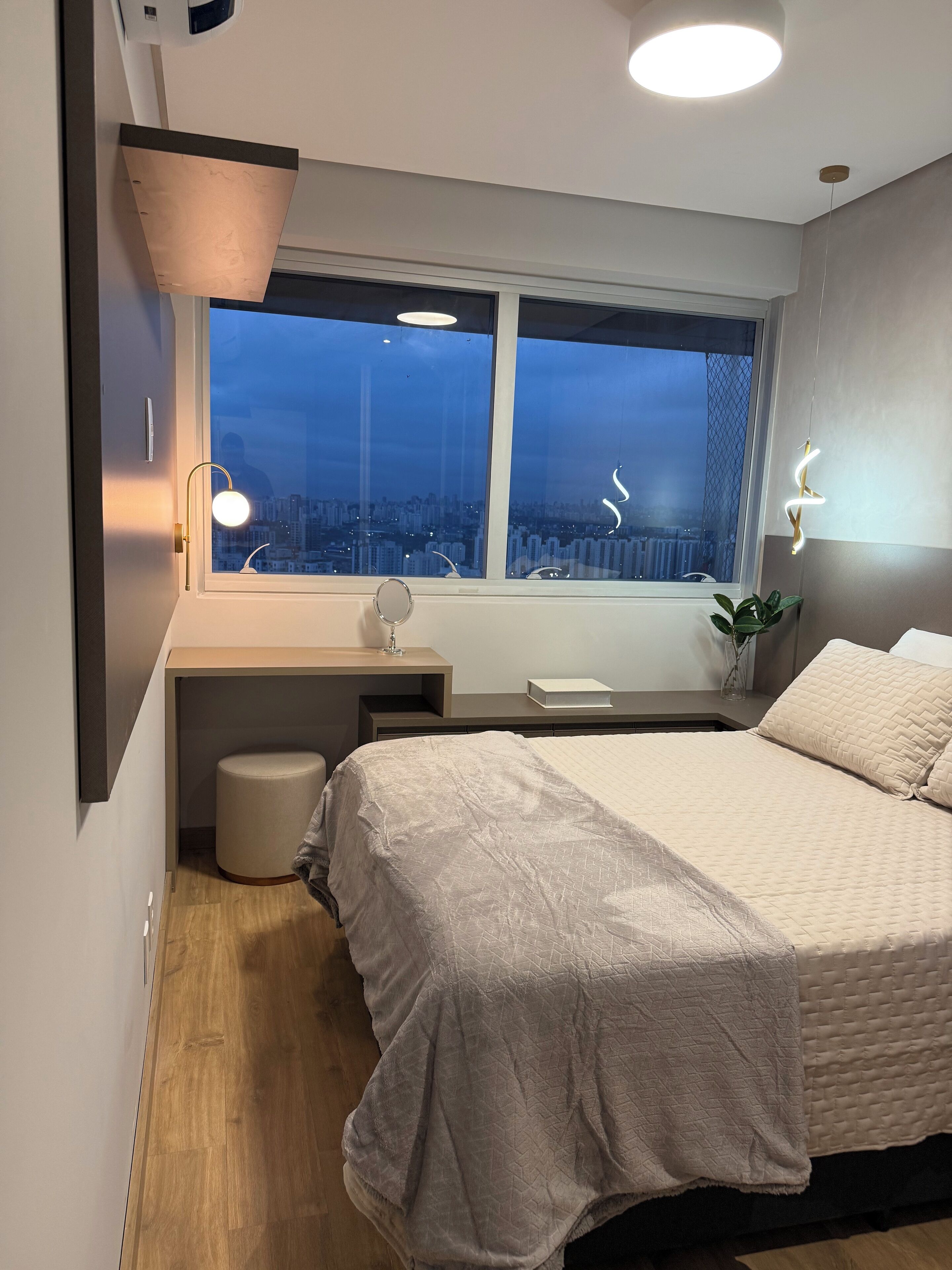 2 عدّة غرف نوم ومكواة/لوح كي وواي فاي وملاءات أسرّة