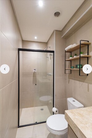 淋浴设施、吹风机、毛巾、肥皂