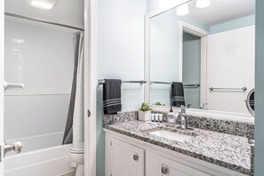 Douche, sèche-cheveux, serviettes fournies, savon