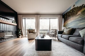 Smart-tv, pejs, bøger, computerskærme