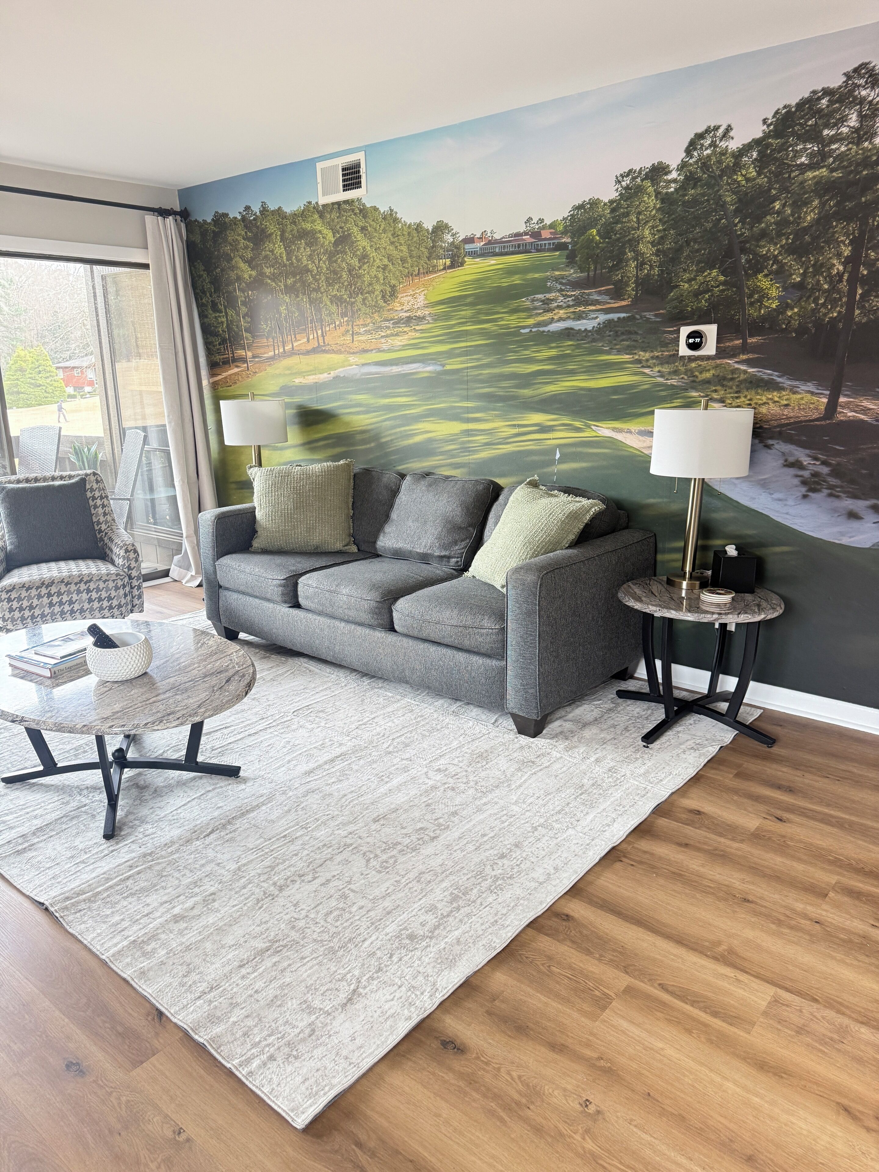 TV connectée, cheminée, livres, écrans d'ordinateur