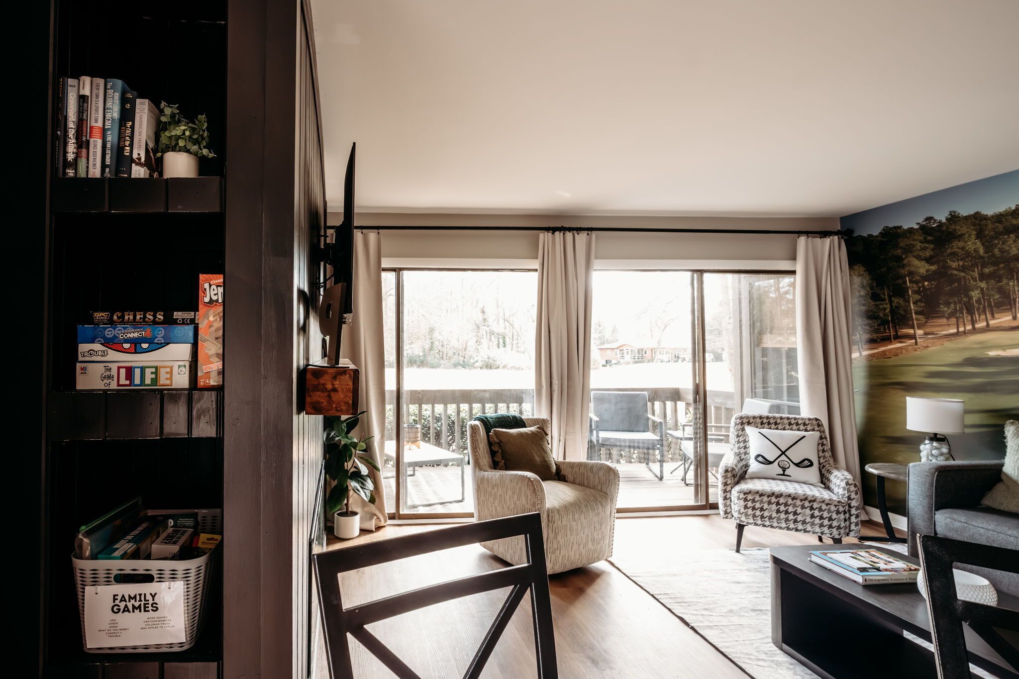 Téléviseur connecté, foyer, livres, écran d’ordinateur