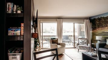 Téléviseur connecté, foyer, livres, écran d’ordinateur