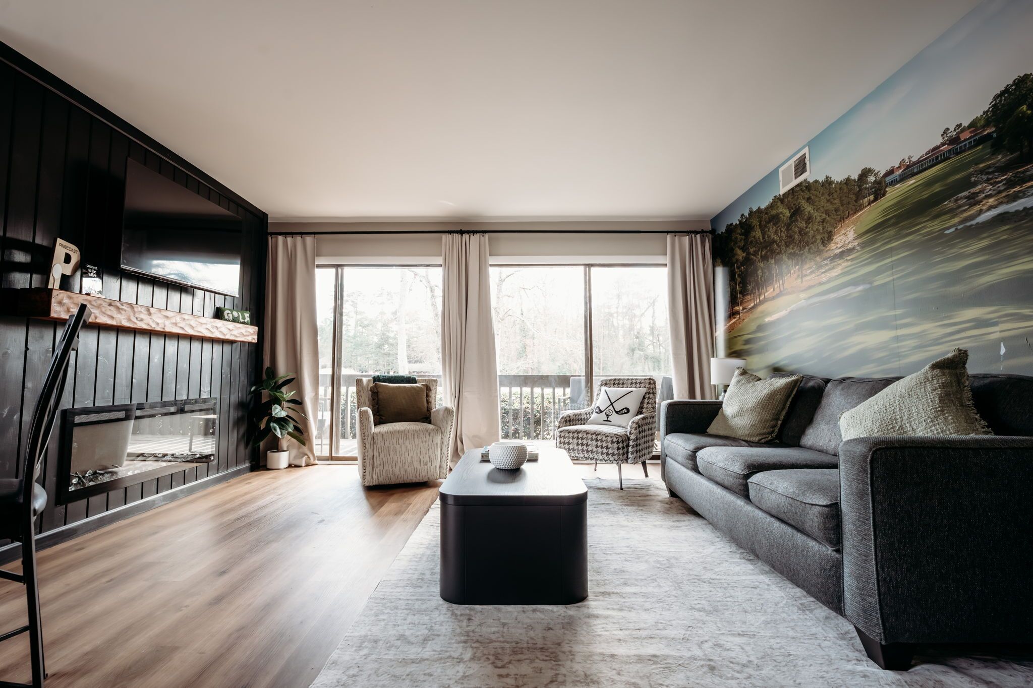 Smart-TV, Kamin, Bücher, Computerbildschirme