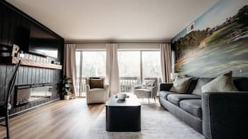 Smart-TV, Kamin, Bücher, Computerbildschirme