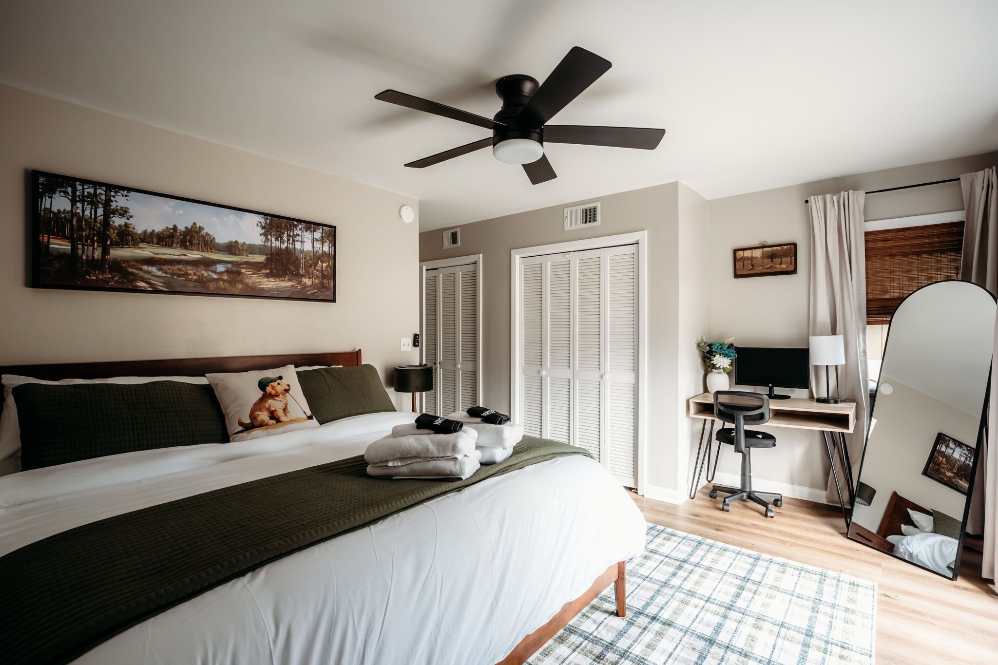 2 slaapkamers, een bureau, een strijkplank/strijkijzer, reisbedje