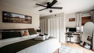 2 slaapkamers, een bureau, een strijkplank/strijkijzer, reisbedje