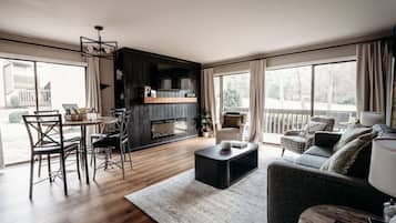 Smart-tv, een open haard, boeken en een computerscherm