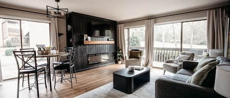 Smart TV, chimenea, libros y monitor de computadora