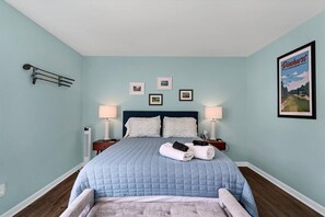 2 habitaciones, escritorio y tabla de planchar con plancha 