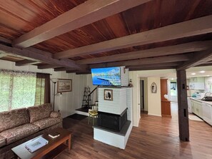 Smart TV y chimenea 