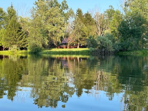 Beautiful 3-bedroom chalet with a private 5 acre pond in Esperance