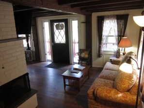 Smart TV, fireplace - Beautiful 3-bedroom chalet with a private 5 acre pond in Esperance (Esperance)