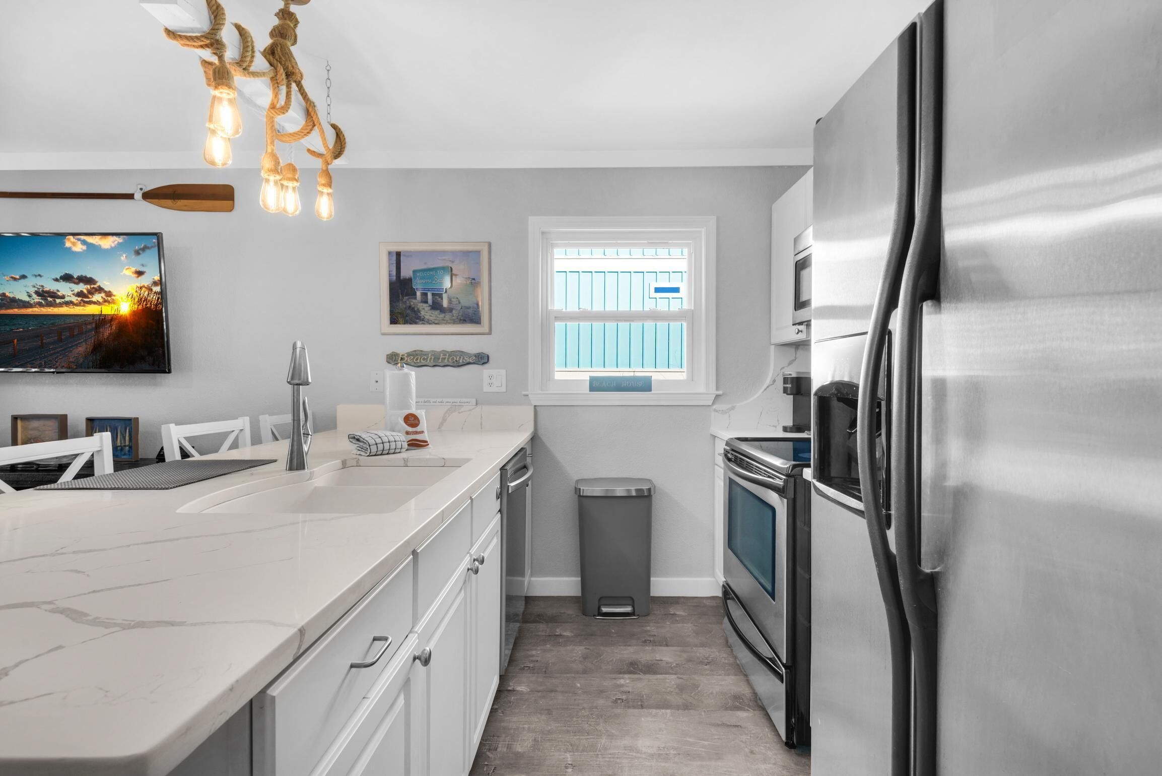 House, 1 King Bed with Sofa bed (Mardi's Cozy Townhouse) | Private kitchen | Spices, reusable coffee/tea filters