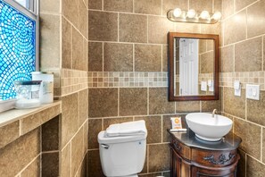House, 1 King Bed with Sofa bed (Mardi's Cozy Townhouse) | Bathroom