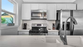 House, 1 King Bed with Sofa bed (Mardi's Cozy Townhouse) | Private kitchen | Spices, reusable coffee/tea filters