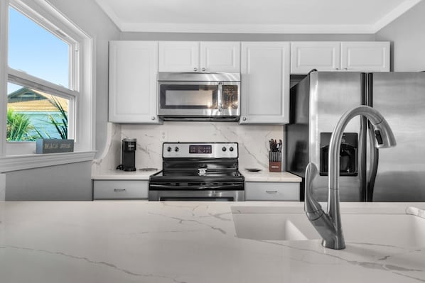 House, 1 King Bed with Sofa bed (Mardi's Cozy Townhouse) | Private kitchen