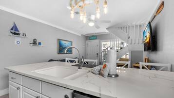 House, 1 King Bed with Sofa bed (Mardi's Cozy Townhouse) | Interior