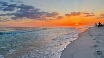 House, 1 King Bed with Sofa bed (Mardi's Cozy Townhouse) | Beach