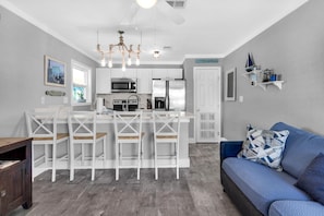 Casa, 1 cama King size y sofá cama (Mardi's Cozy Townhouse) | Área de sala de estar