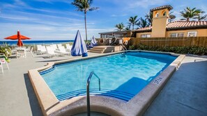 Außenpool, Sonnenschirme, Liegestühle