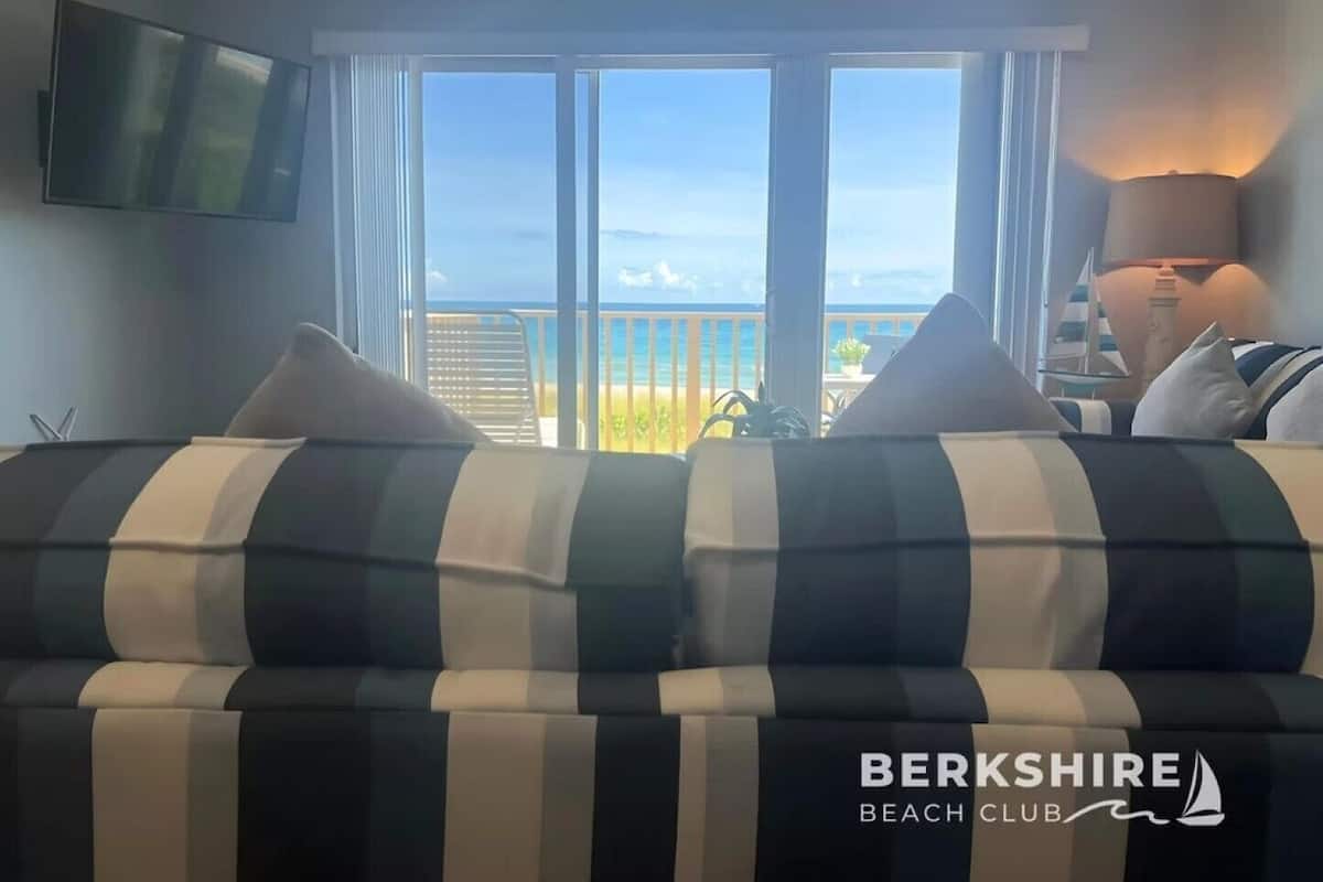 Comfort Suite, 1 Bedroom, Balcony, Sea View | Living area