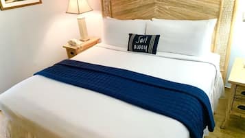 Espacio para trabajar con laptop y tabla de planchar con plancha