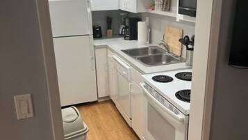 Suite Deluks, 2 kamar tidur | Dapur pribadi | Lemari es besar, microwave, oven, dan kompor