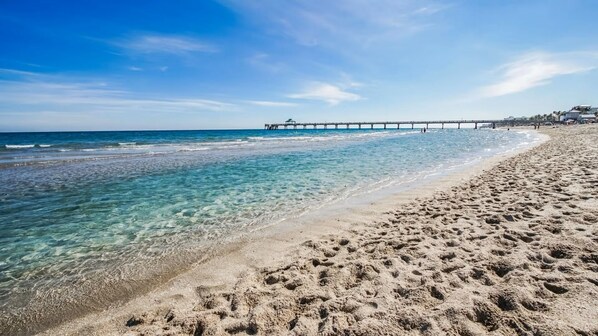 Am Strand, Liegestühle, Sonnenschirme