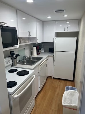 Full-sized fridge, microwave, oven, stovetop - Berkshire Beach Club (Deerfield Beach)