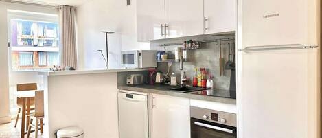 Refrigerador, microondas, horno, placa de cocina