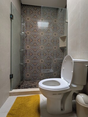 Een haardroger, handdoeken, zeep, toiletpapier