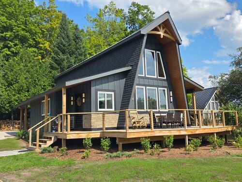 Designer A Frame. Only 15 mins from Petoskey and Boyne Mountain. Stunning views.