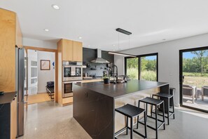 Refrigerador, microondas, horno y parrilla de estufa 