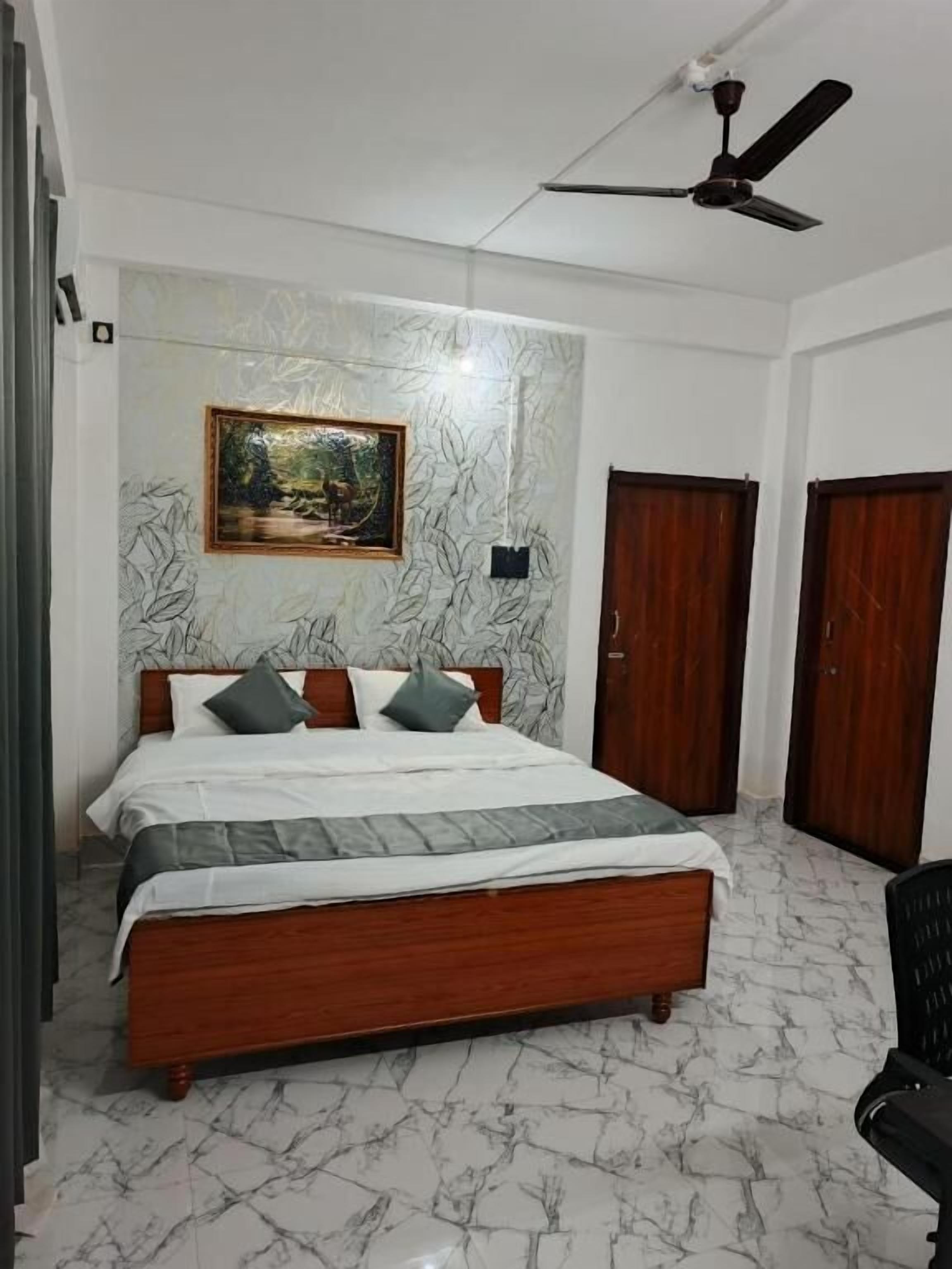 Desk, laptop workspace, free WiFi